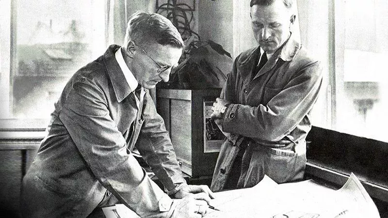 The brothers Karl and Otto Kässbohrer make plans