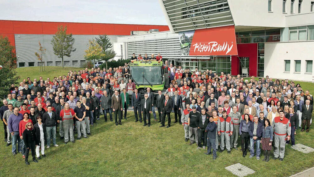 Une photo de l'ensemble du personnel avec les 20.000 PistenBully