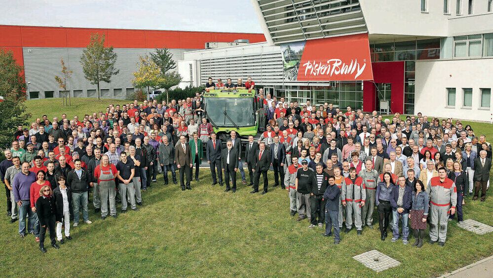 Una foto de todo el personal con los 20.000 PistenBully