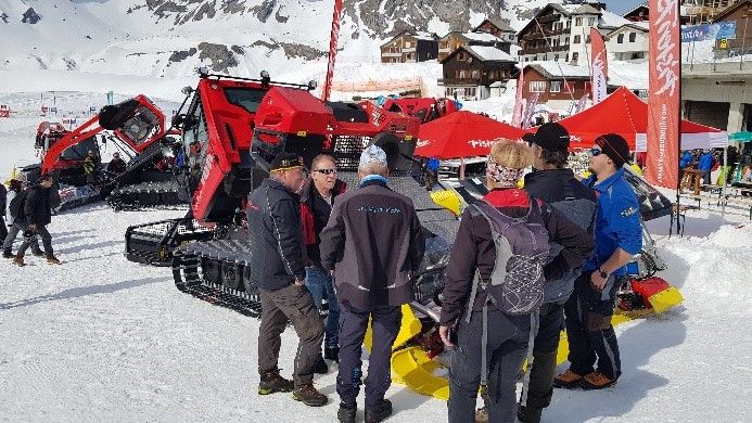 Snowexpo 2022 Live encounters in front of a PistenBully