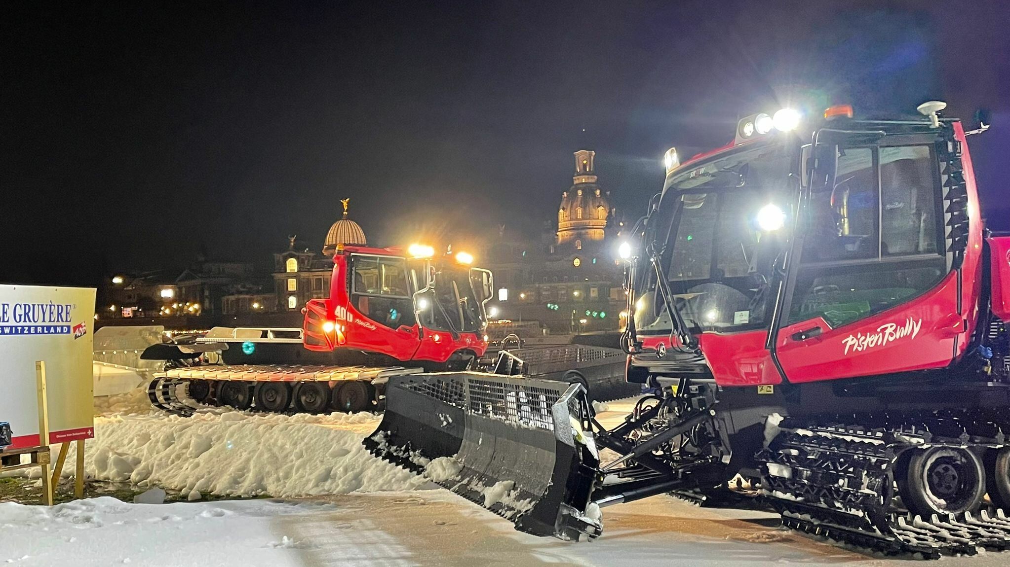 PistenBully am Elbufer in Dresden bei Nacht PistenBully am Elbufer in Dresden bei Nacht