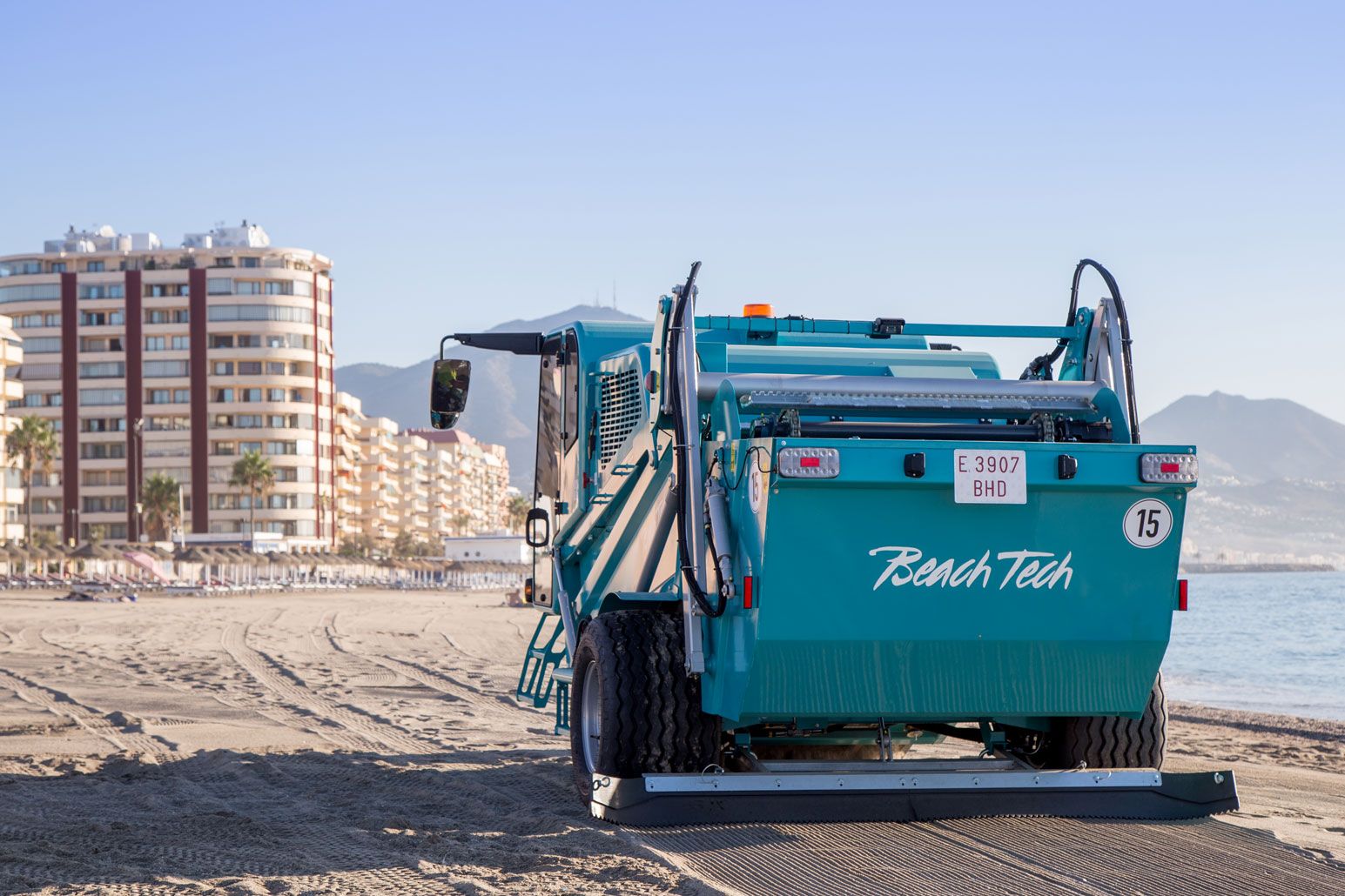 BeachTech 5500 Le BeachTech 5500 en train de nettoyer les plages