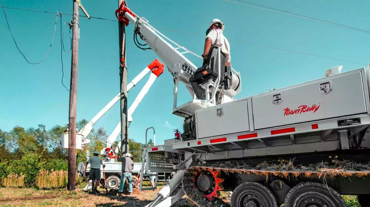 PowerBully avec grue sur un pylône électrique