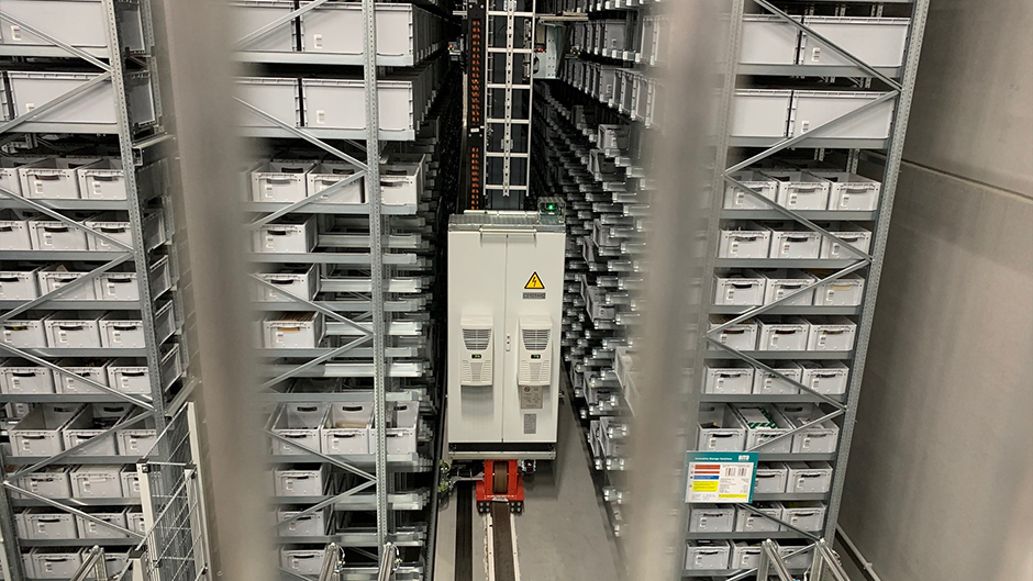 Teile werden automatisch ausgefasst und wieder eingelagert. 
