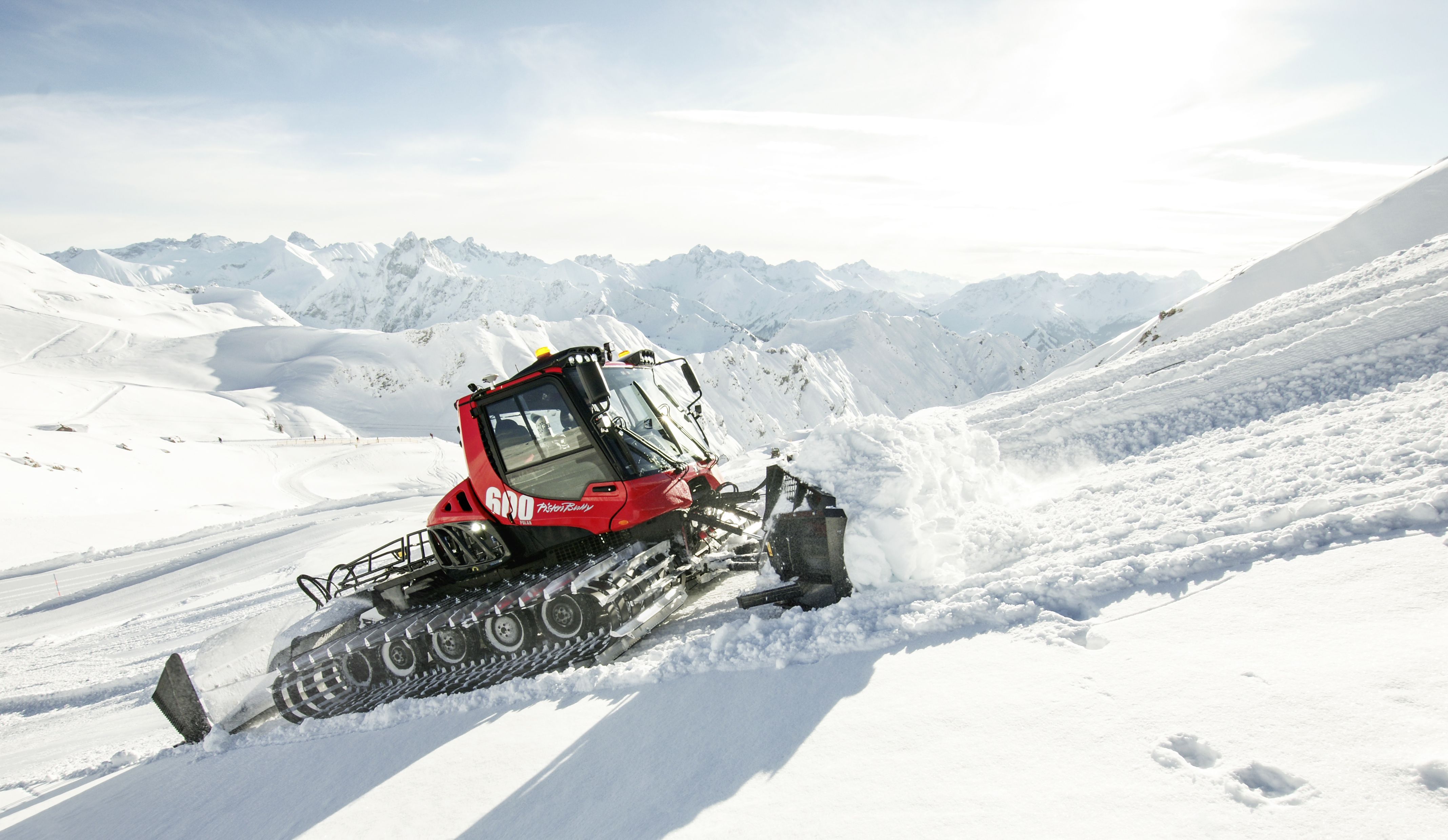 Der PistenBully 600 ist in seiner aktuellen Version seit 2018 am Markt – verteilt in der ganzen Welt des Schnees. In rund 30 Ländern bewähren sich gut 1.500 Fahrzeuge – und das in mehreren Ausführungen: In der Standardversion PistenBully 600 Polar ist er ein kraftvoller Allrounder für die tägliche Pistenpflege – zuverlässig, effizient und einfach zu bedienen. 