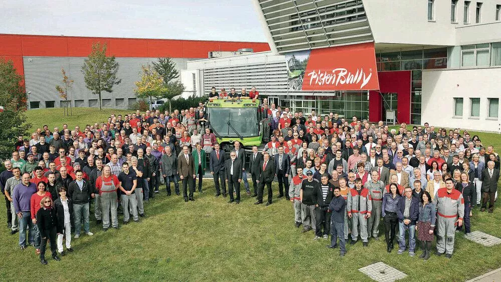 Ein Foto der ganzen Belegschaft mit dem 20.000 PistenBully