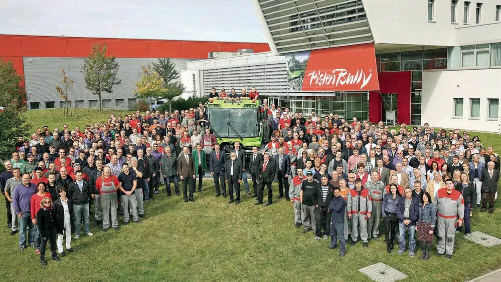 Una foto di tutto il personale con i 20.000 PistenBully