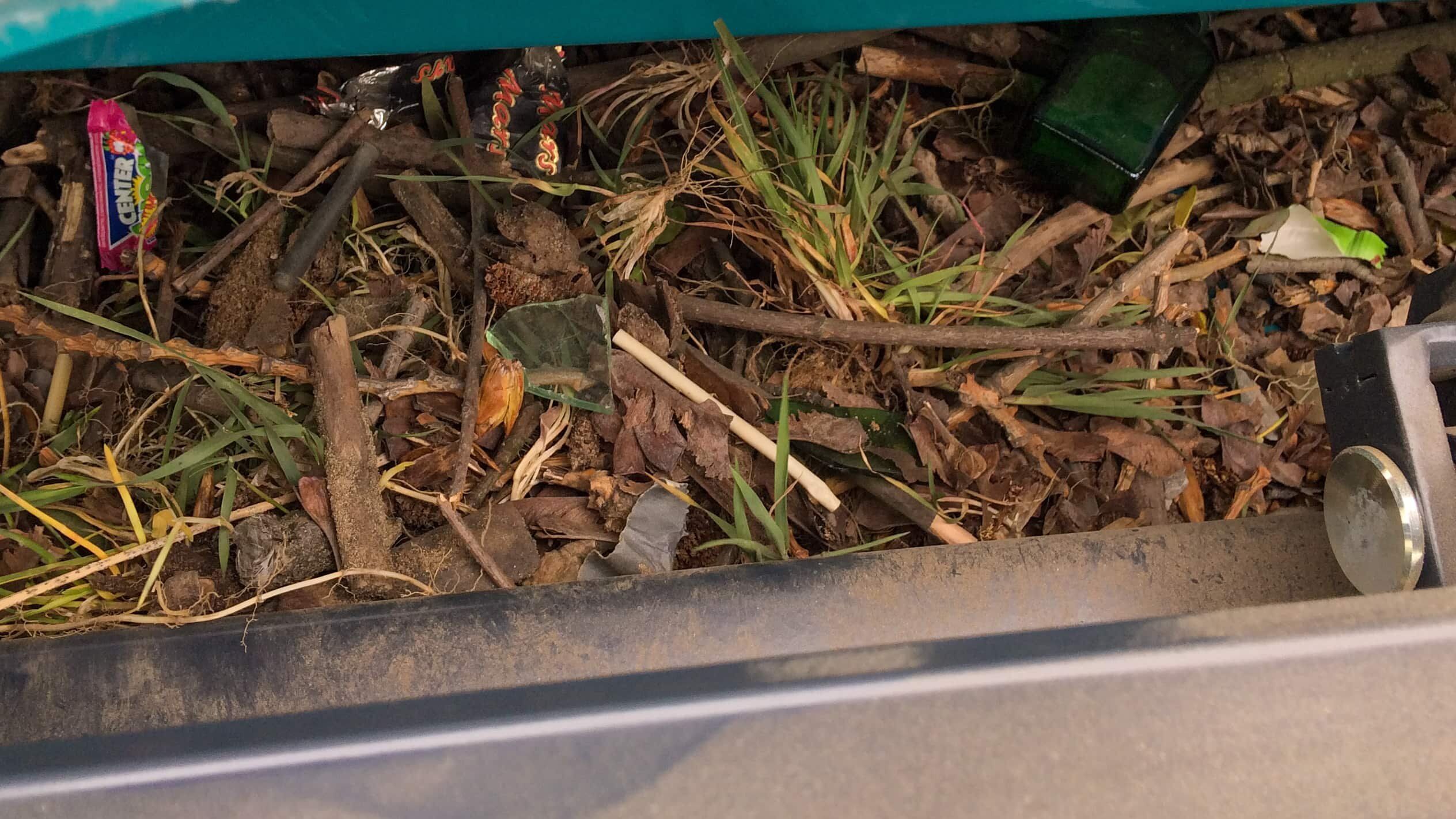 Frammenti, bottiglie di vetro e rifiuti di plastica non sono purtroppo rari nelle aree sabbiose pubbliche. Frammenti, bottiglie di vetro e rifiuti di plastica non sono purtroppo rari nelle aree sabbiose pubbliche.