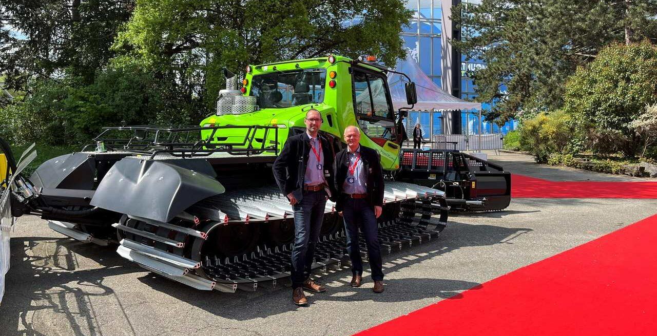 They prepared the handover of the baton well together: Werner Seethaler (right) with his successor Alexander Dehm. Seethaler and Dehm in front of a PistenBully