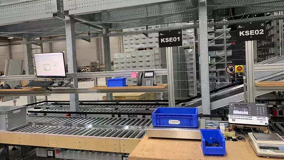 Die Teile werden automatisch an den richtigen Packplatz transportiert.