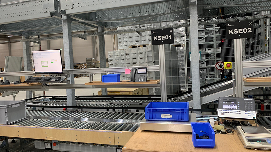 Die Teile werden automatisch an den richtigen Packplatz transportiert.