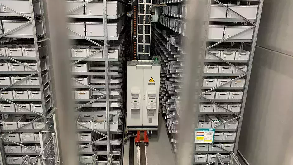 Teile werden automatisch ausgefasst und wieder eingelagert. 